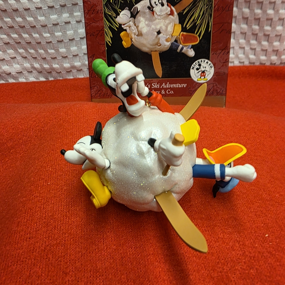 Vintage Handcrafted Hallmark Goofy Snowball Ornament.  NEW IN BOX! Disney 1997!